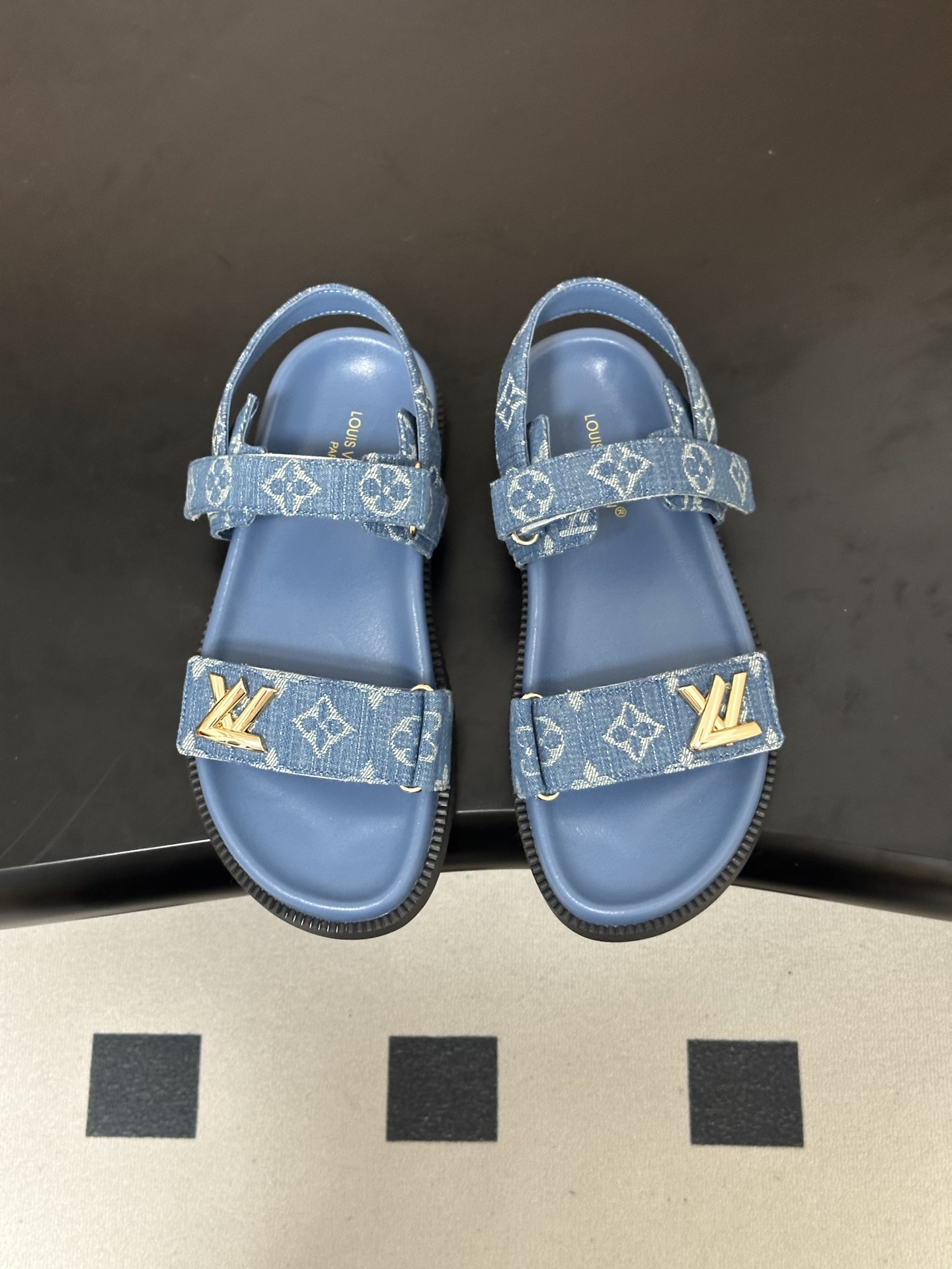 2026春夏新款 LOUIS VUITTON 路易威登 LV 经典字母牛仔布厚底凉鞋金属字母扣魔术贴沙滩