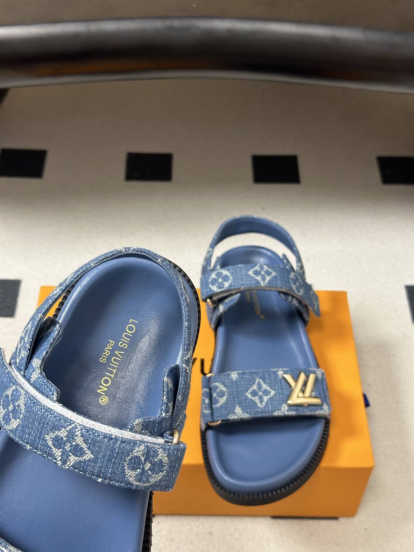 2026春夏新款 LOUIS VUITTON 路易威登 LV 经典字母牛仔布厚底凉鞋金属字母扣魔术贴沙滩