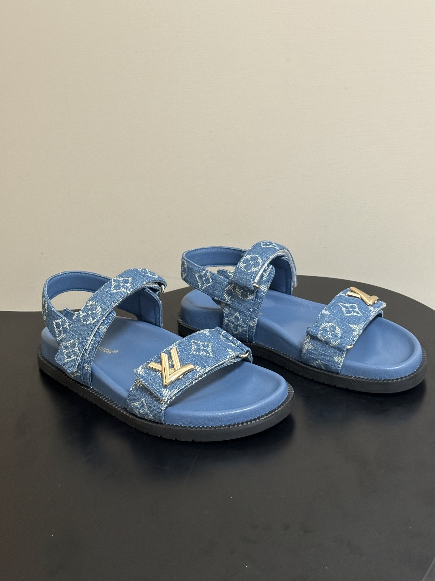 2026春夏新款 LOUIS VUITTON 路易威登 LV 经典字母牛仔布厚底凉鞋金属字母扣魔术贴沙滩