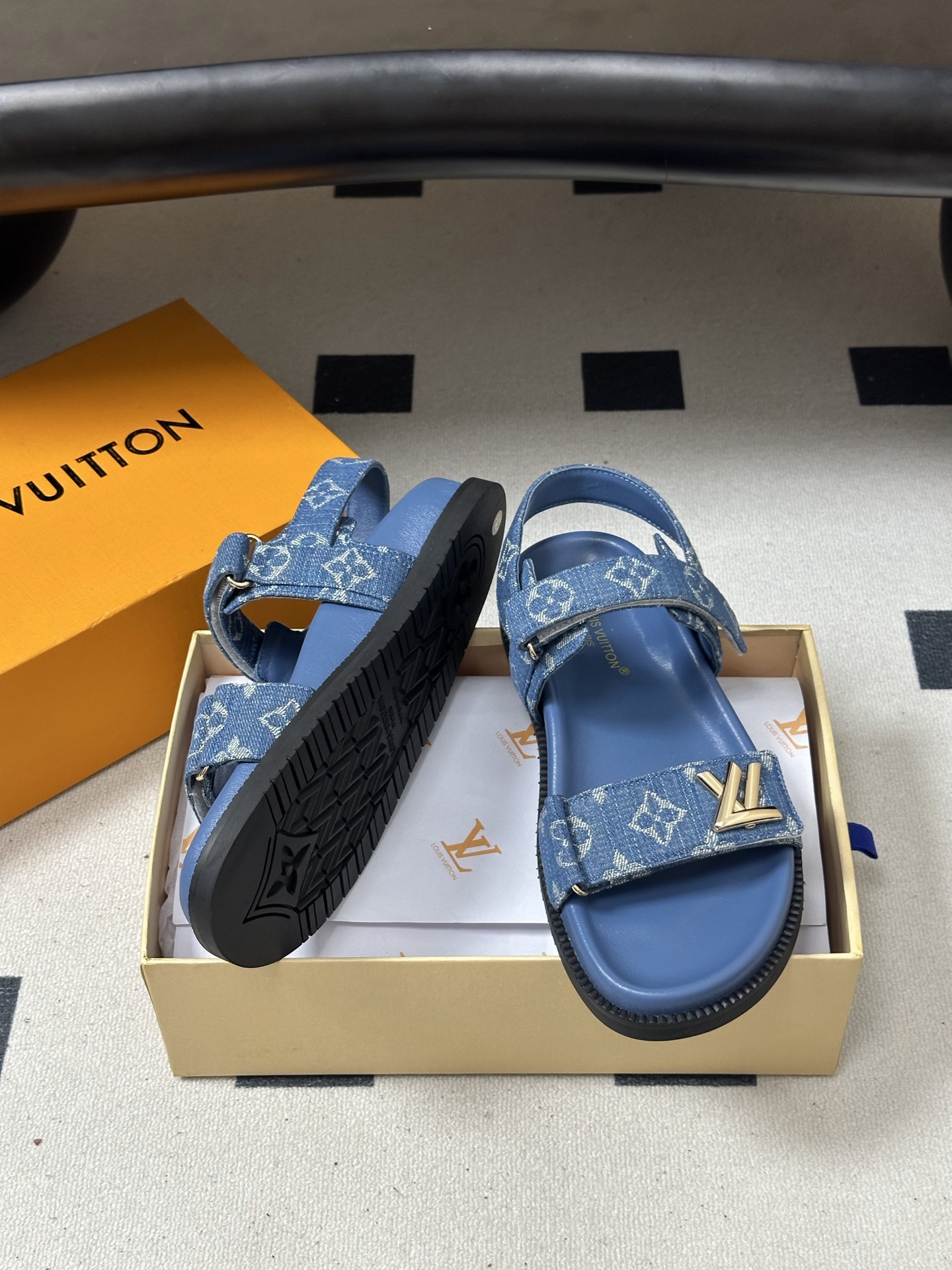 2026春夏新款 LOUIS VUITTON 路易威登 LV 经典字母牛仔布厚底凉鞋金属字母扣魔术贴沙滩
