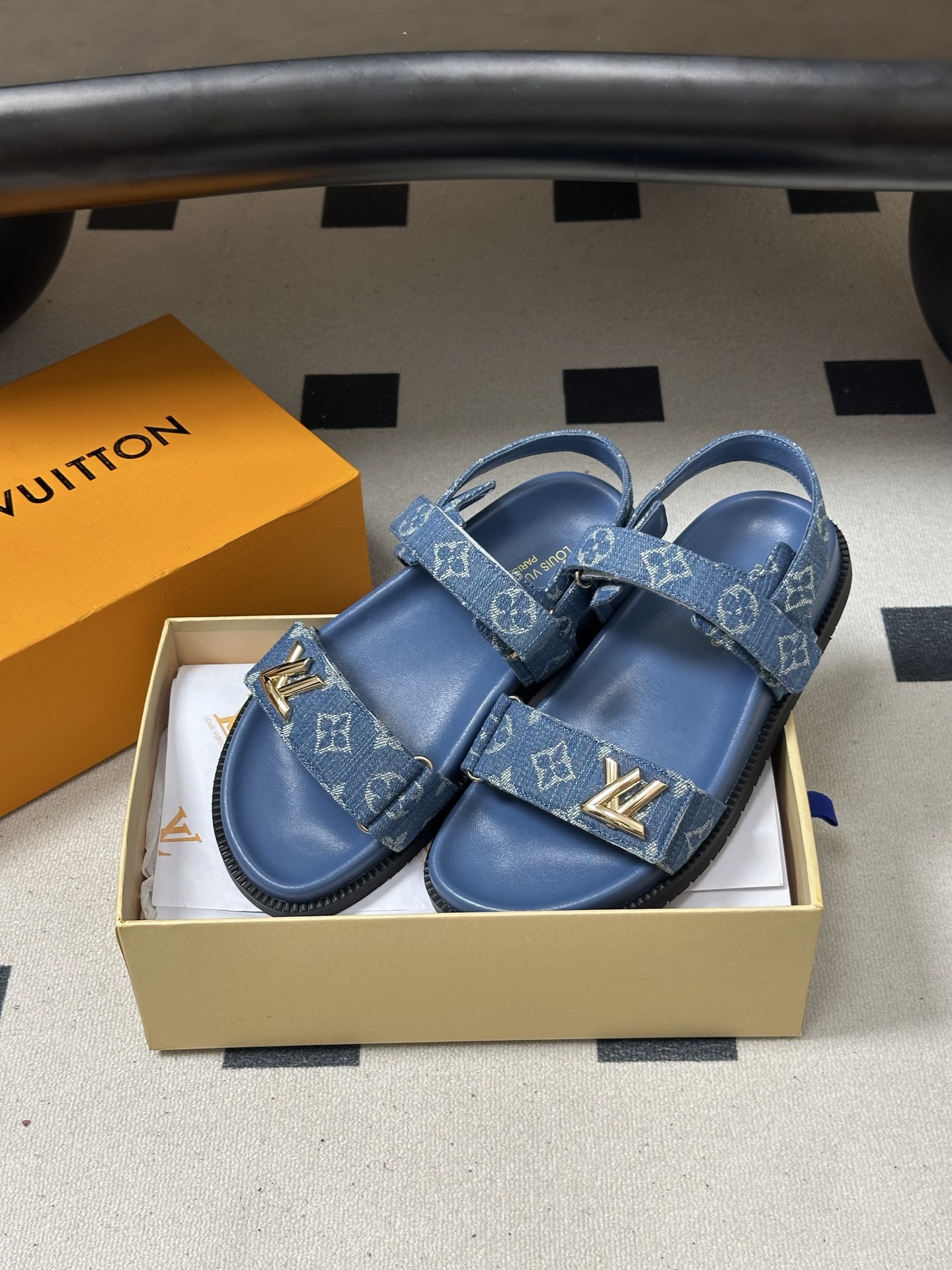 2026春夏新款 LOUIS VUITTON 路易威登 LV 经典字母牛仔布厚底凉鞋金属字母扣魔术贴沙滩