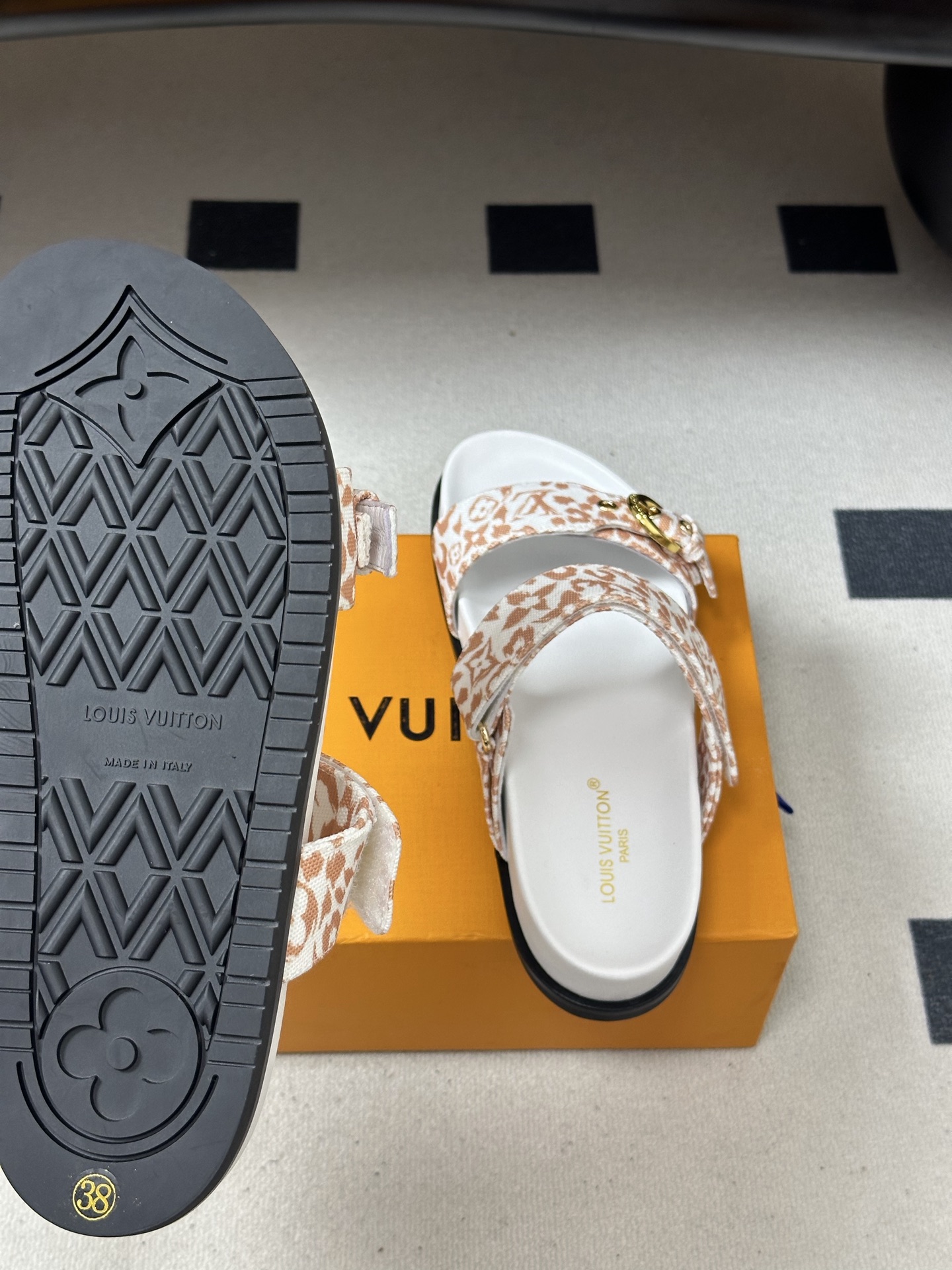 2026春夏新款 LOUIS VUITTON 路易威登 LV 经典字母牛仔布厚底凉鞋金属字母扣魔术贴沙滩 2026春夏新款 LOUIS VUITTON 路易威登 LV 经典字母牛仔布厚底凉鞋金属字母扣魔术贴沙滩