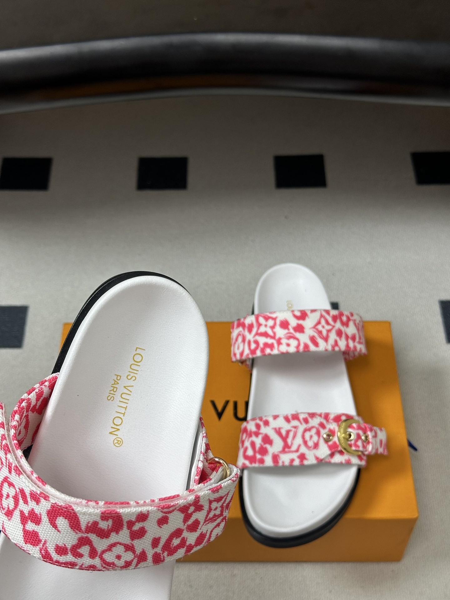 2026春夏新款 LOUIS VUITTON 路易威登 LV 经典字母牛仔布厚底凉鞋金属字母扣魔术贴沙滩