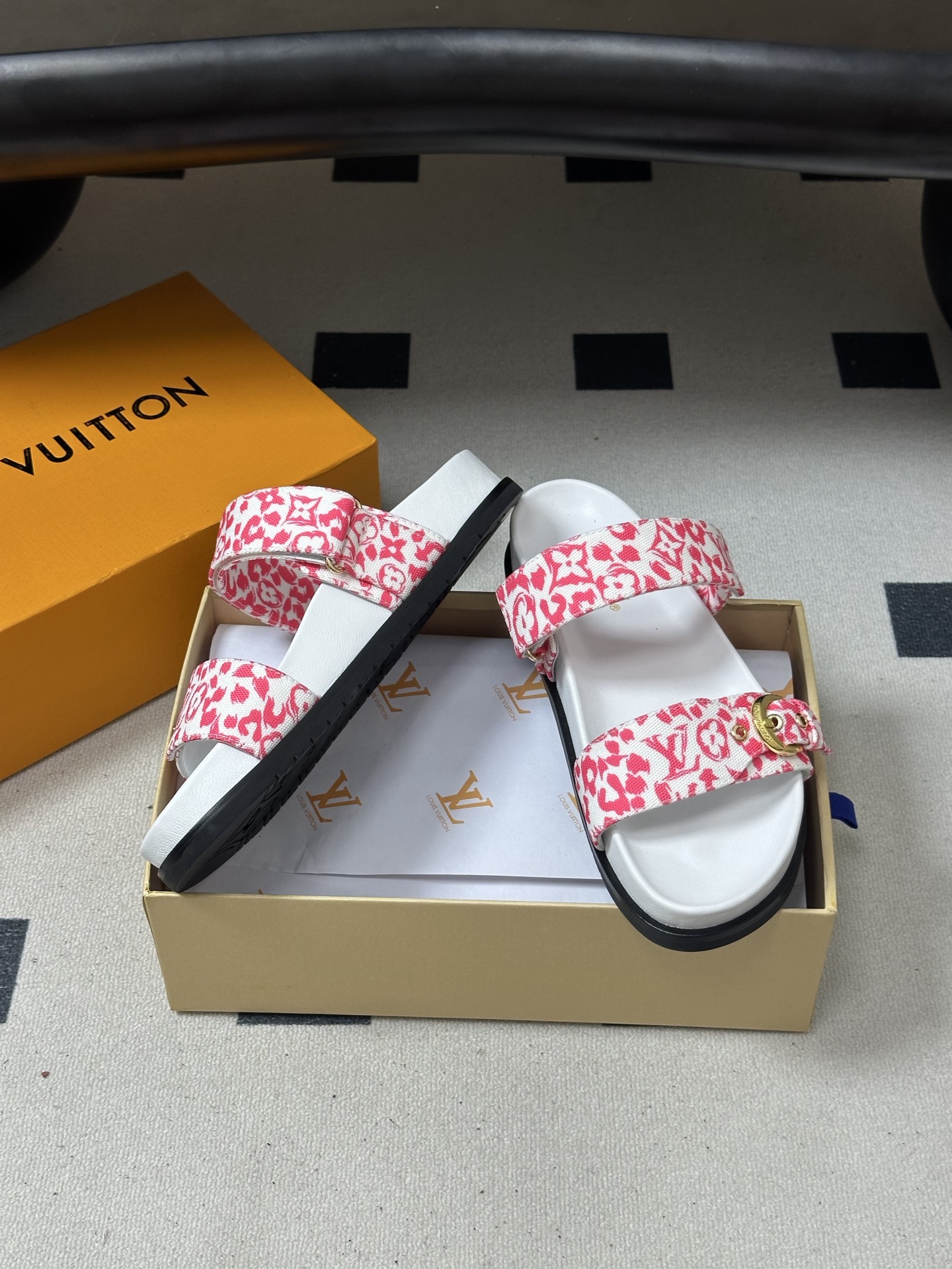 2026春夏新款 LOUIS VUITTON 路易威登 LV 经典字母牛仔布厚底凉鞋金属字母扣魔术贴沙滩