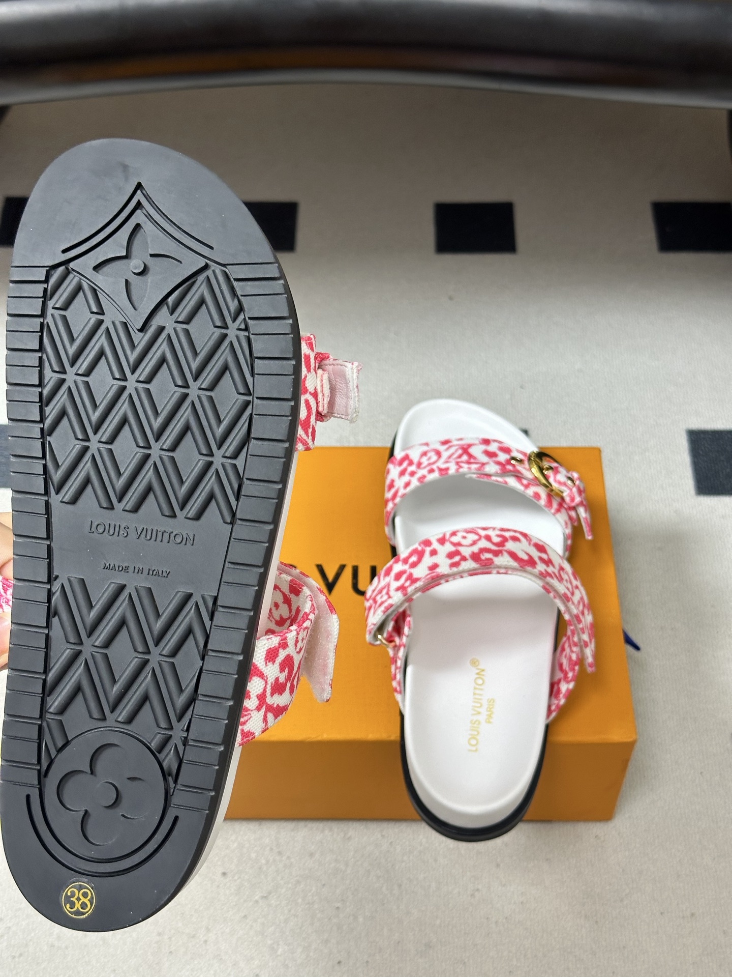 2026春夏新款 LOUIS VUITTON 路易威登 LV 经典字母牛仔布厚底凉鞋金属字母扣魔术贴沙滩