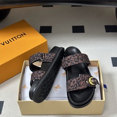 2026春夏新款 LOUIS VUITTON 路易威登 LV 经典字母牛仔布厚底凉鞋金属字母扣魔术贴沙滩 2026春夏新款 LOUIS VUITTON 路易威登 LV 经典字母牛仔布厚底凉鞋金属字母扣魔术贴沙滩