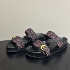 2026春夏新款 LOUIS VUITTON 路易威登 LV 经典字母牛仔布厚底凉鞋金属字母扣魔术贴沙滩 2026春夏新款 LOUIS VUITTON 路易威登 LV 经典字母牛仔布厚底凉鞋金属字母扣魔术贴沙滩