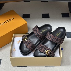 2026春夏新款 LOUIS VUITTON 路易威登 LV 经典字母牛仔布厚底凉鞋金属字母扣魔术贴沙滩 2026春夏新款 LOUIS VUITTON 路易威登 LV 经典字母牛仔布厚底凉鞋金属字母扣魔术贴沙滩