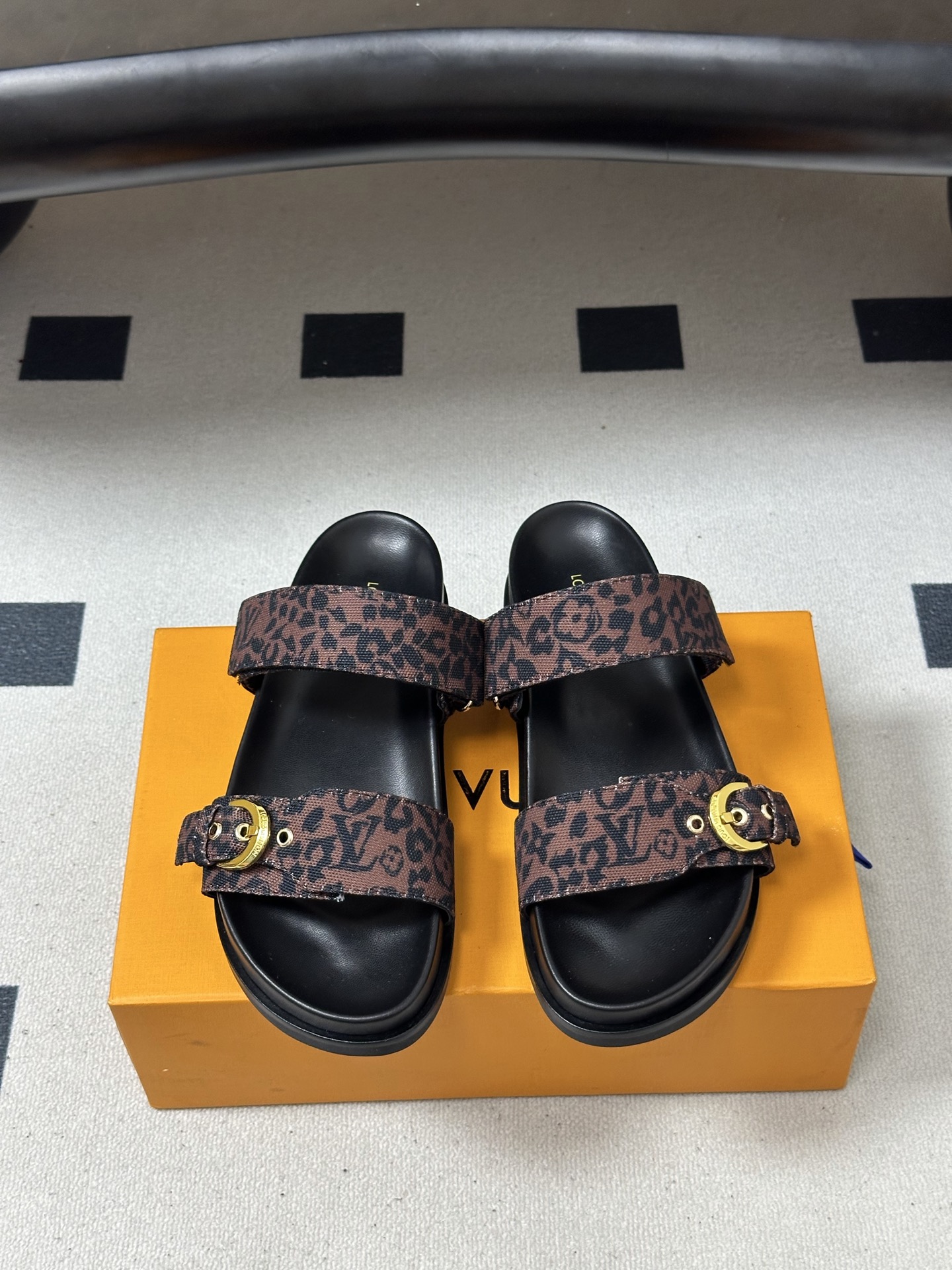 2026春夏新款 LOUIS VUITTON 路易威登 LV 经典字母牛仔布厚底凉鞋金属字母扣魔术贴沙滩 2026春夏新款 LOUIS VUITTON 路易威登 LV 经典字母牛仔布厚底凉鞋金属字母扣魔术贴沙滩