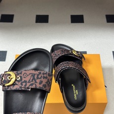 2026春夏新款 LOUIS VUITTON 路易威登 LV 经典字母牛仔布厚底凉鞋金属字母扣魔术贴沙滩 2026春夏新款 LOUIS VUITTON 路易威登 LV 经典字母牛仔布厚底凉鞋金属字母扣魔术贴沙滩