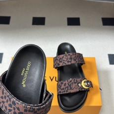 2026春夏新款 LOUIS VUITTON 路易威登 LV 经典字母牛仔布厚底凉鞋金属字母扣魔术贴沙滩 2026春夏新款 LOUIS VUITTON 路易威登 LV 经典字母牛仔布厚底凉鞋金属字母扣魔术贴沙滩