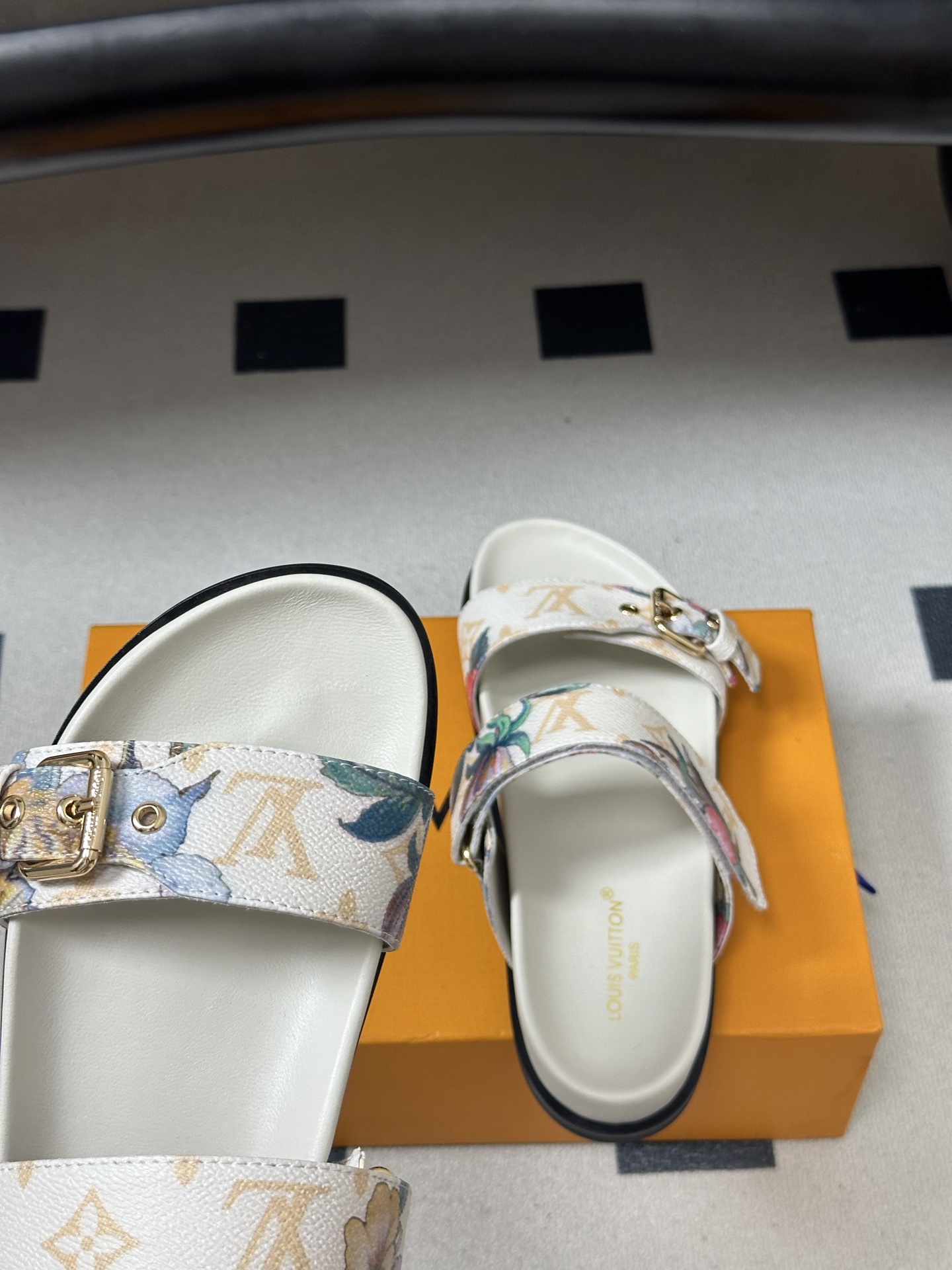 2026春夏新款 LOUIS VUITTON 路易威登 LV 经典字母牛仔布厚底凉鞋金属字母扣魔术贴沙滩 2026春夏新款 LOUIS VUITTON 路易威登 LV 经典字母牛仔布厚底凉鞋金属字母扣魔术贴沙滩