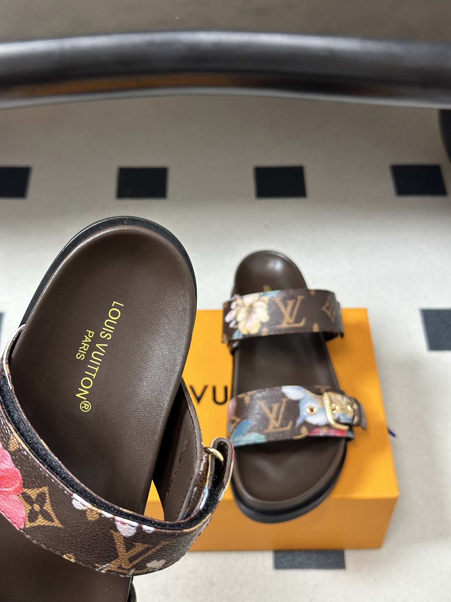 2026春夏新款 LOUIS VUITTON 路易威登 LV 经典字母牛仔布厚底凉鞋金属字母扣魔术贴沙滩 2026春夏新款 LOUIS VUITTON 路易威登 LV 经典字母牛仔布厚底凉鞋金属字母扣魔术贴沙滩