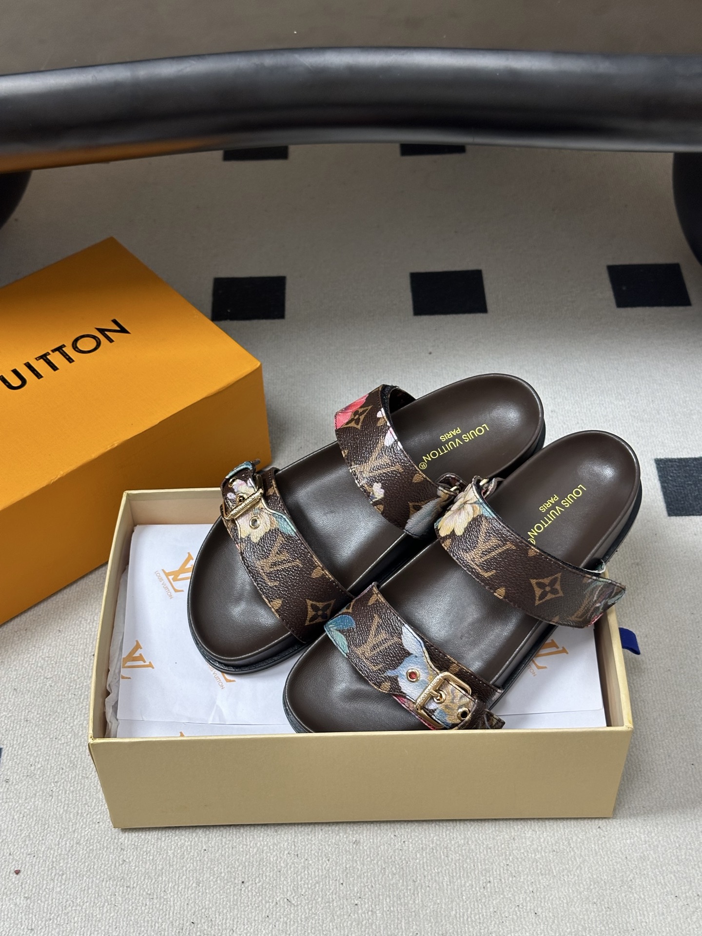2026春夏新款 LOUIS VUITTON 路易威登 LV 经典字母牛仔布厚底凉鞋金属字母扣魔术贴沙滩 2026春夏新款 LOUIS VUITTON 路易威登 LV 经典字母牛仔布厚底凉鞋金属字母扣魔术贴沙滩
