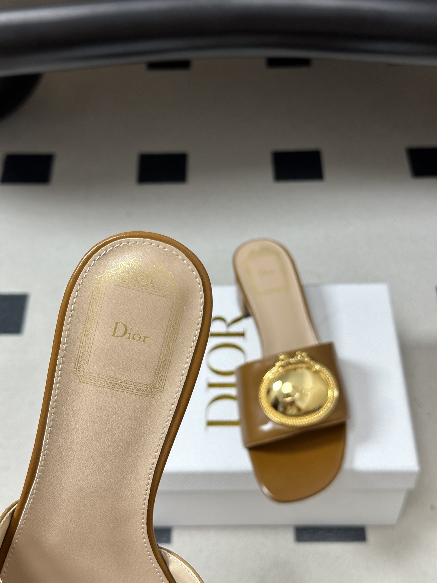26ss春夏新款Dior 迪奥 D🌾 Club 复古CD字母金属扣凉拖鞋 一字带平底/粗跟拖鞋Dior 