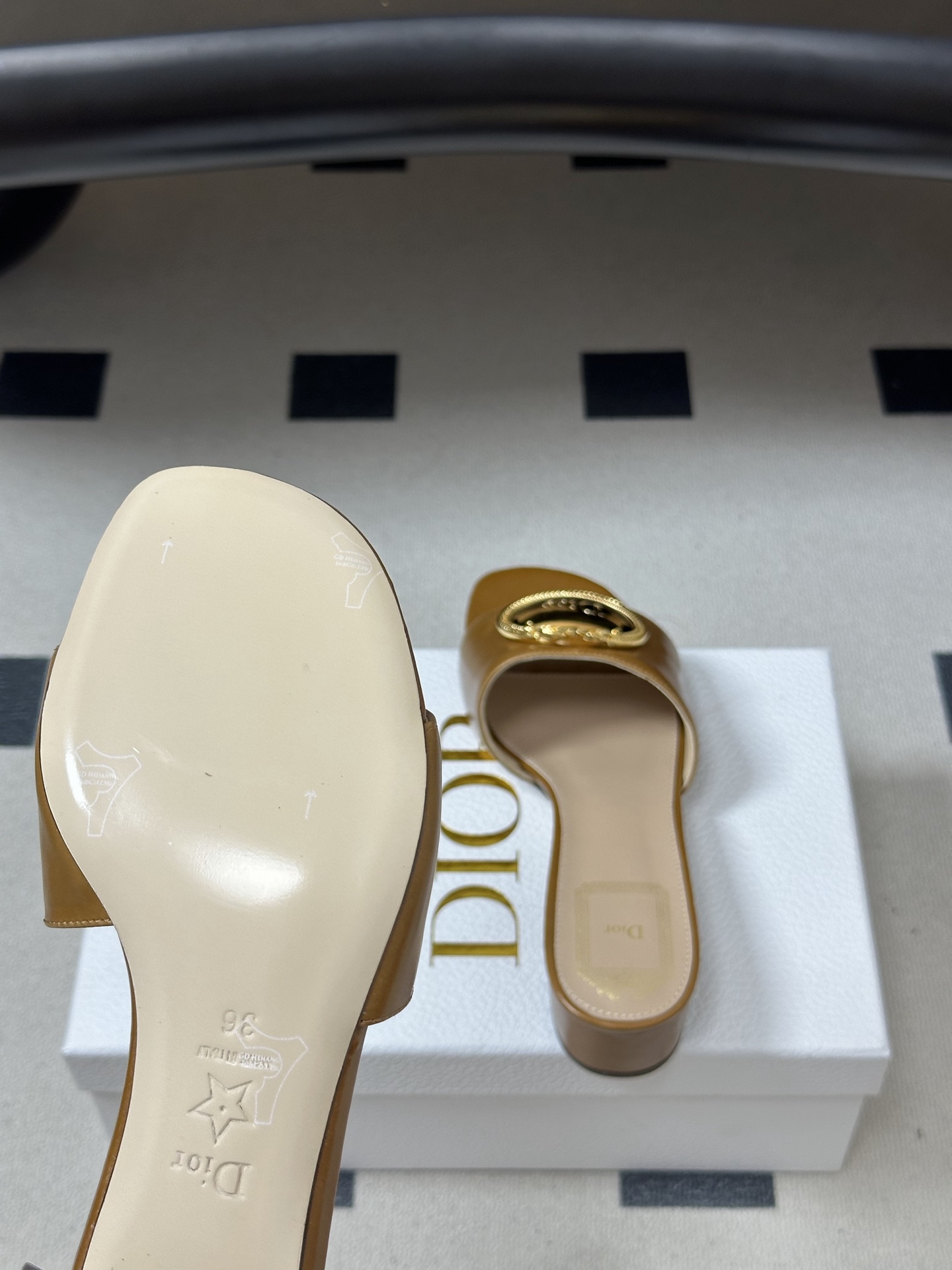 26ss春夏新款Dior 迪奥 D🌾 Club 复古CD字母金属扣凉拖鞋 一字带平底/粗跟拖鞋Dior 