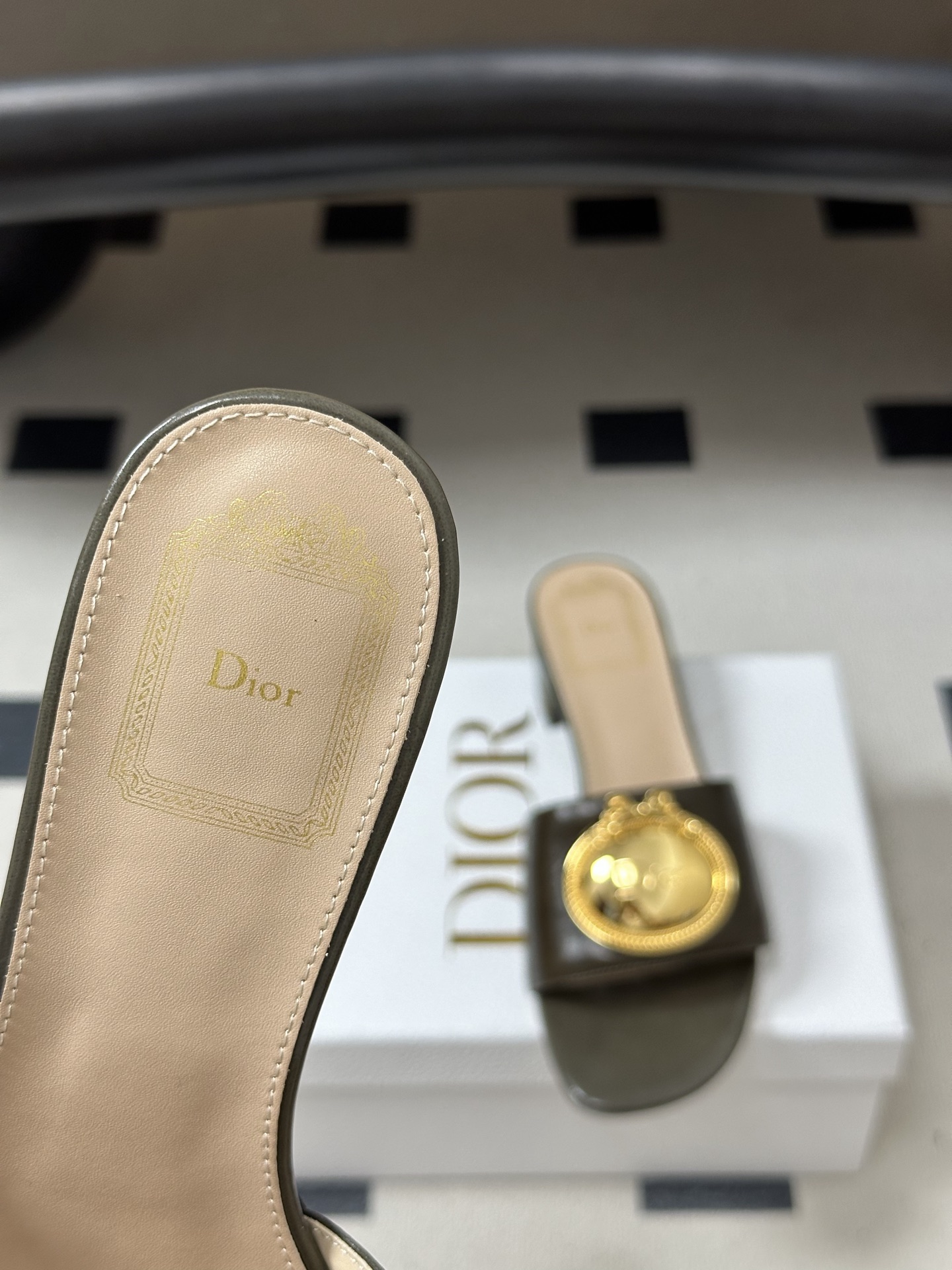 26ss春夏新款Dior 迪奥 D🌾 Club 复古CD字母金属扣凉拖鞋 一字带平底/粗跟拖鞋Dior 