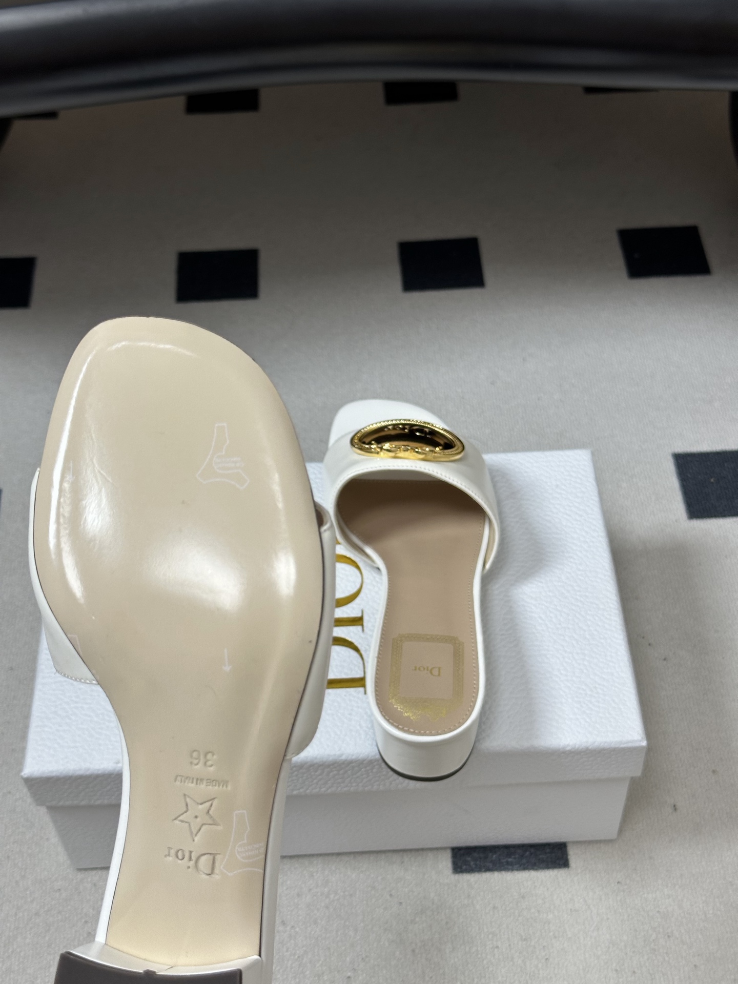 26ss春夏新款Dior 迪奥 D🌾 Club 复古CD字母金属扣凉拖鞋 一字带平底/粗跟拖鞋Dior 