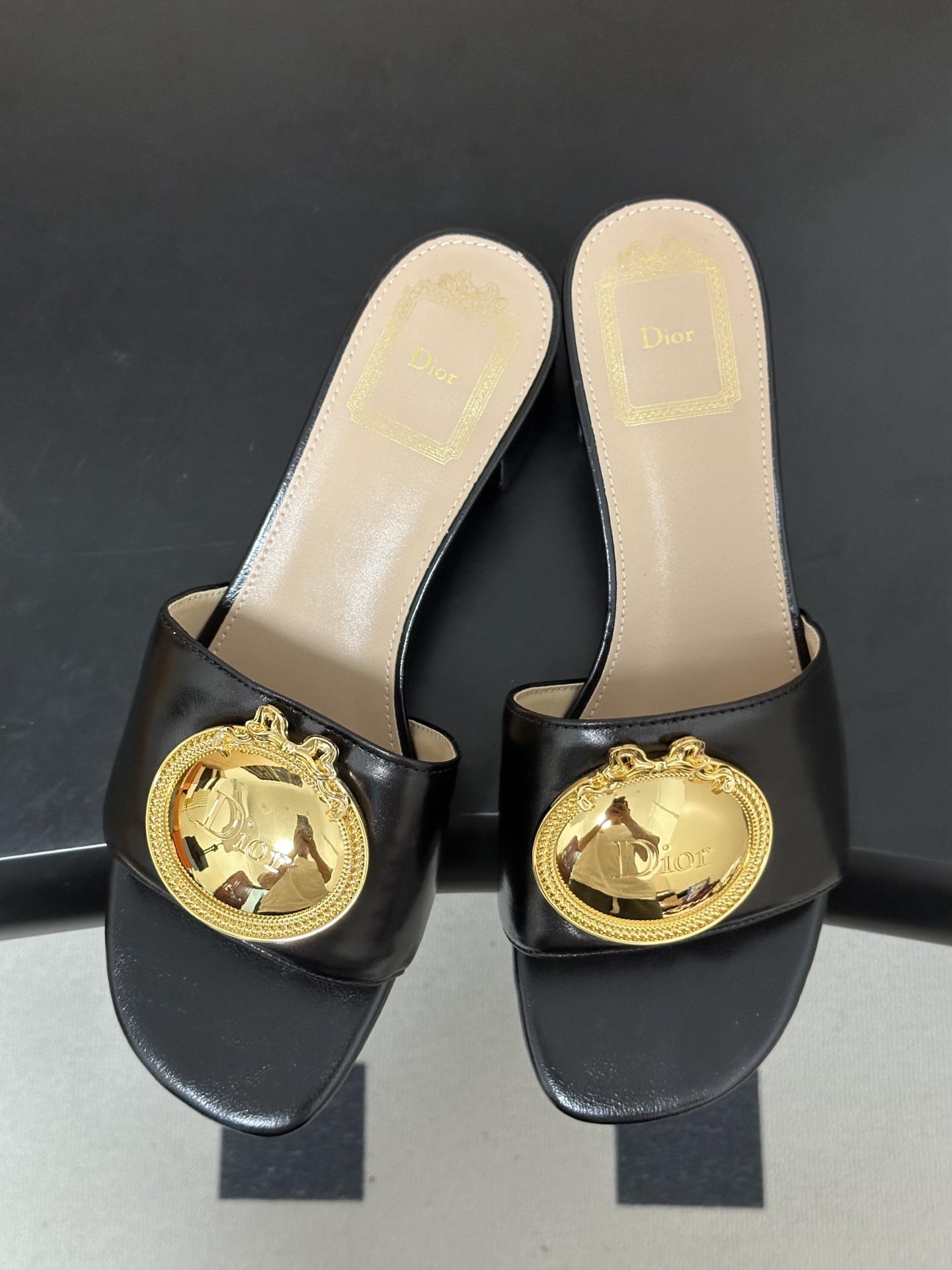 26ss春夏新款Dior 迪奥 D🌾 Club 复古CD字母金属扣凉拖鞋 一字带平底/粗跟拖鞋Dior 