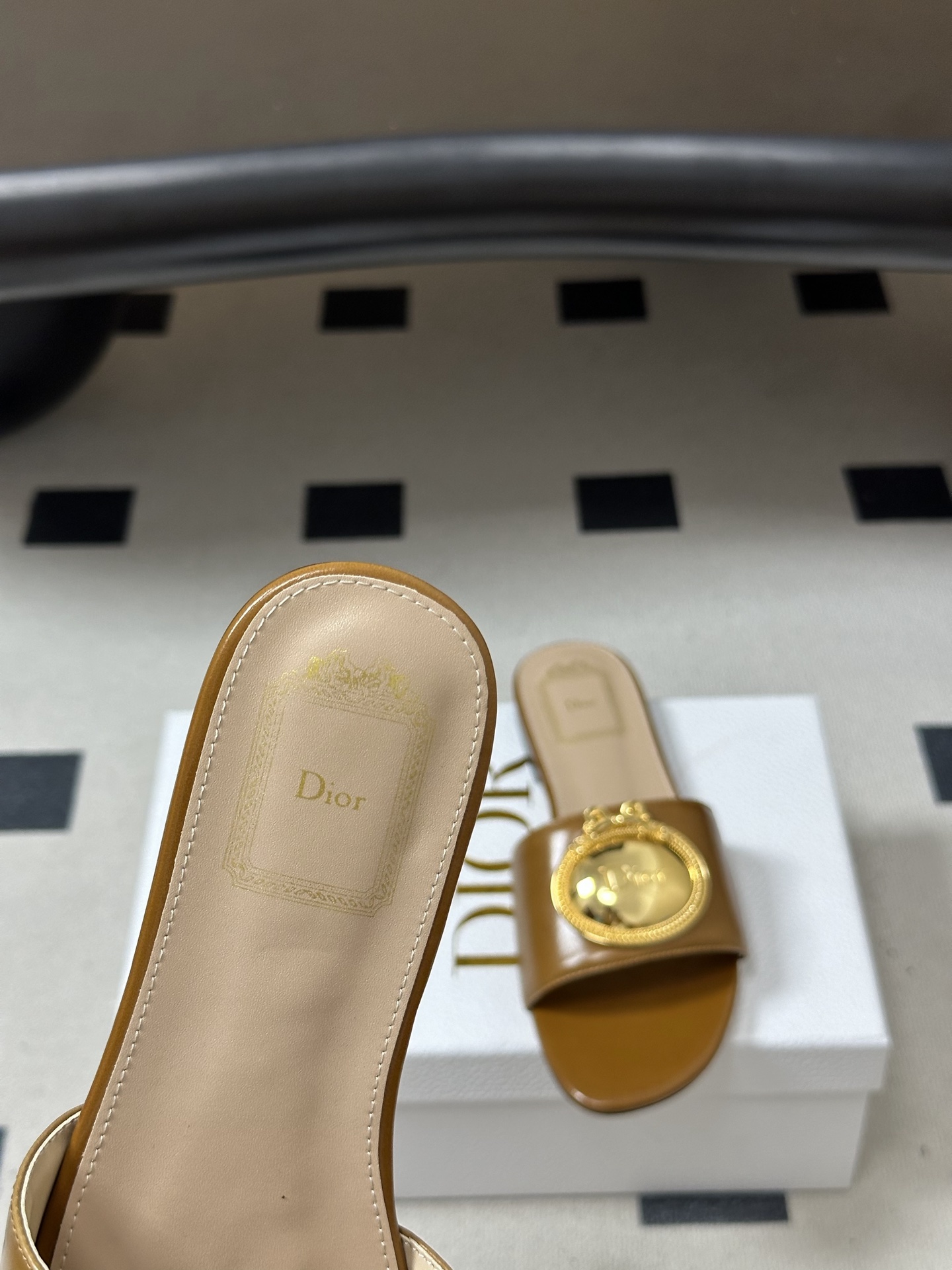 26ss春夏新款Dior 迪奥 D🌾 Club 复古CD字母金属扣凉拖鞋 一字带平底/粗跟拖鞋Dior 