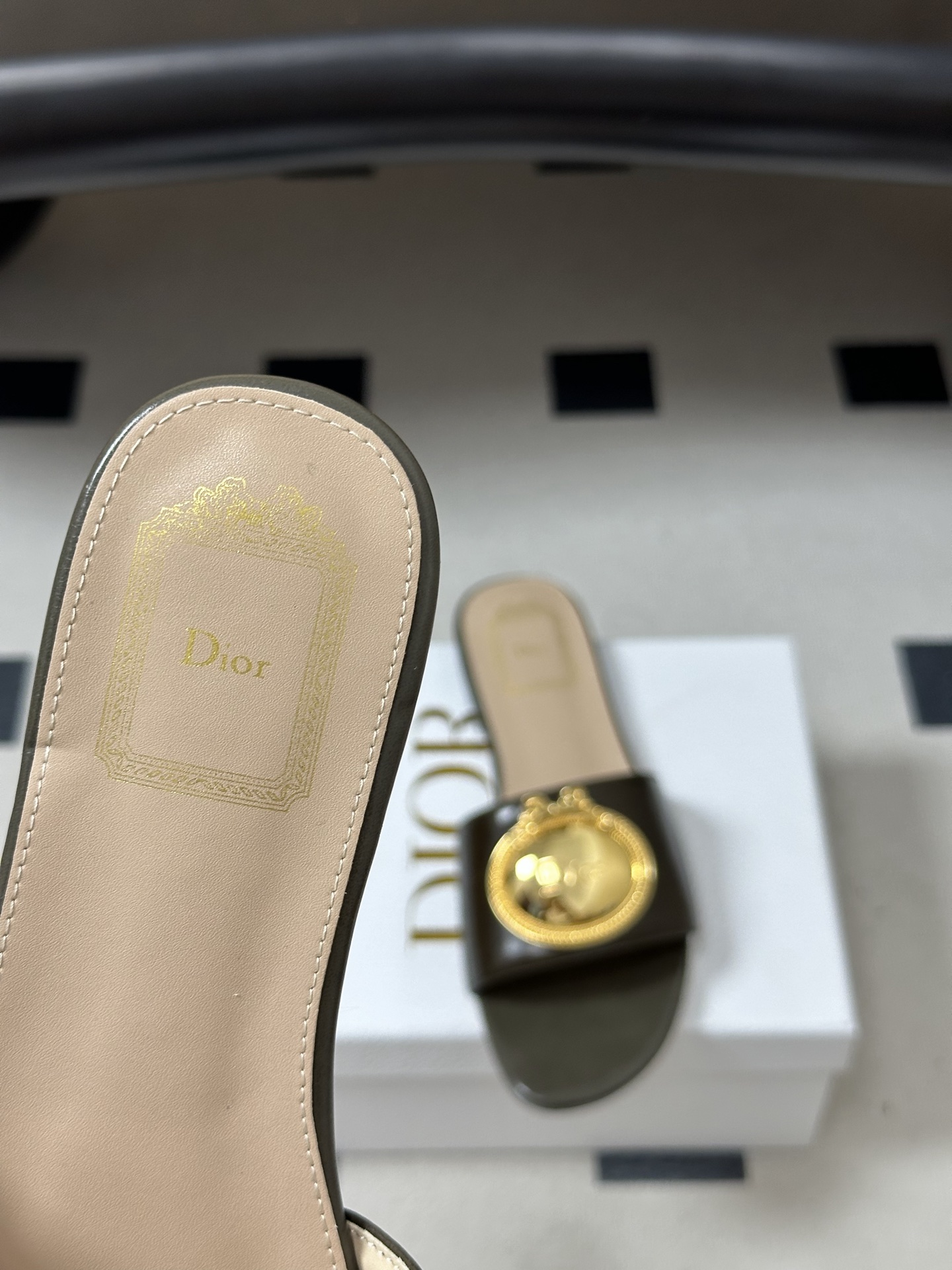26ss春夏新款Dior 迪奥 D🌾 Club 复古CD字母金属扣凉拖鞋 一字带平底/粗跟拖鞋Dior 