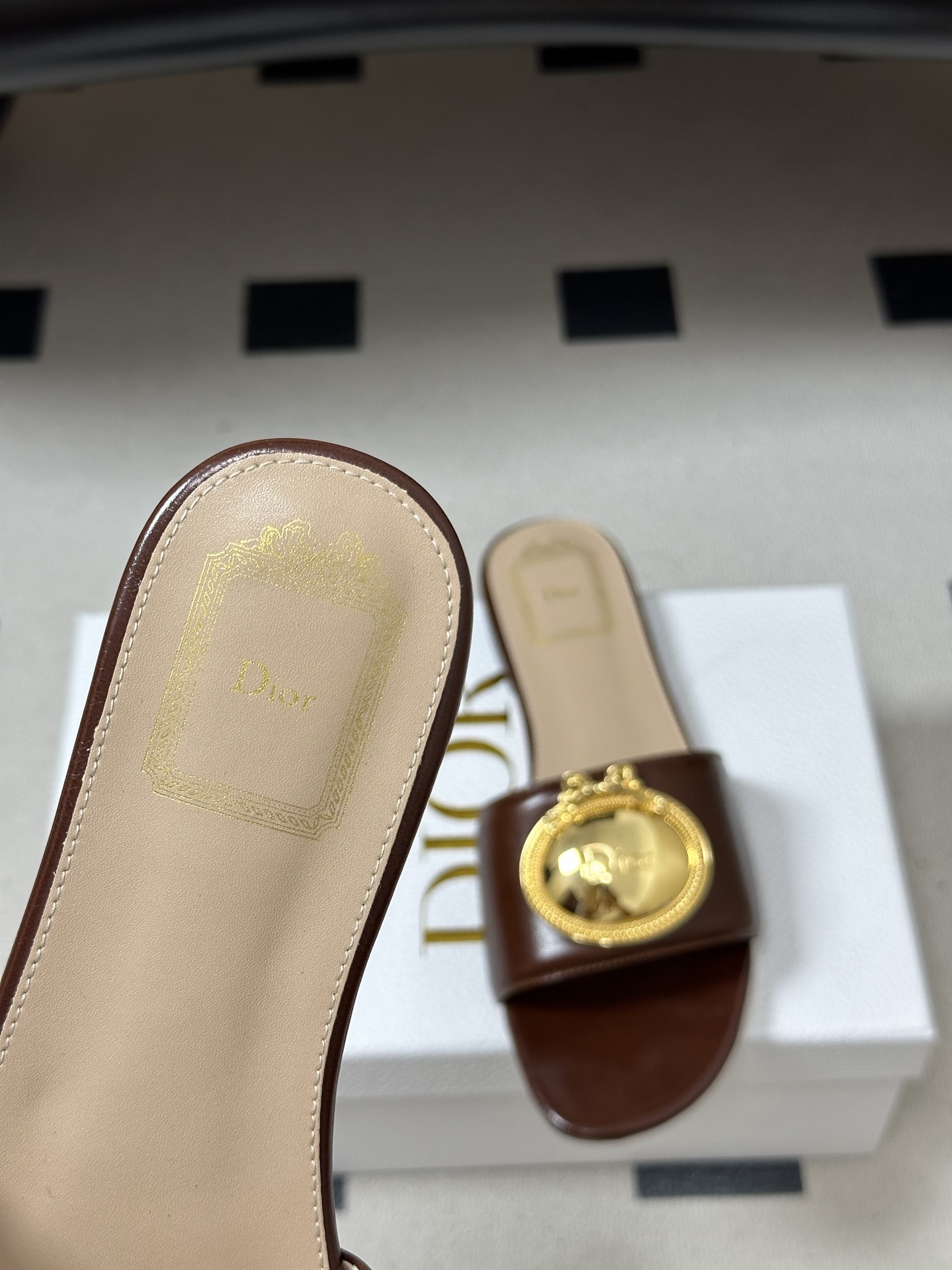 26ss春夏新款Dior 迪奥 D🌾 Club 复古CD字母金属扣凉拖鞋 一字带平底/粗跟拖鞋Dior 