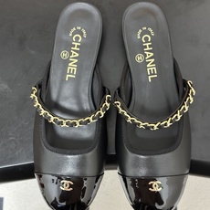 26Fw 春夏新款Chanel 小香 经典双C金属扣链条玛丽珍半拖鞋平底穆勒鞋一款充满香家气息的神鞋,圆 26Fw 春夏新款Chanel 小香 经典双C金属扣链条玛丽珍半拖鞋平底穆勒鞋一款充满香家气息的神鞋,圆