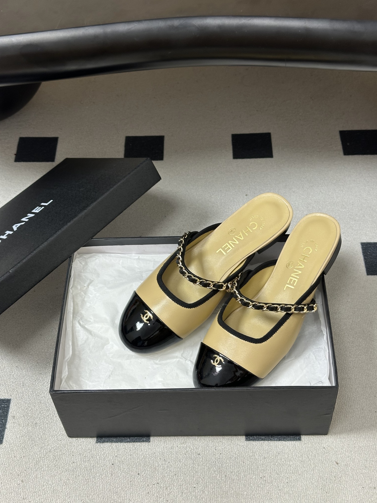26Fw 春夏新款Chanel 小香 经典双C金属扣链条玛丽珍半拖鞋平底穆勒鞋一款充满香家气息的神鞋，圆