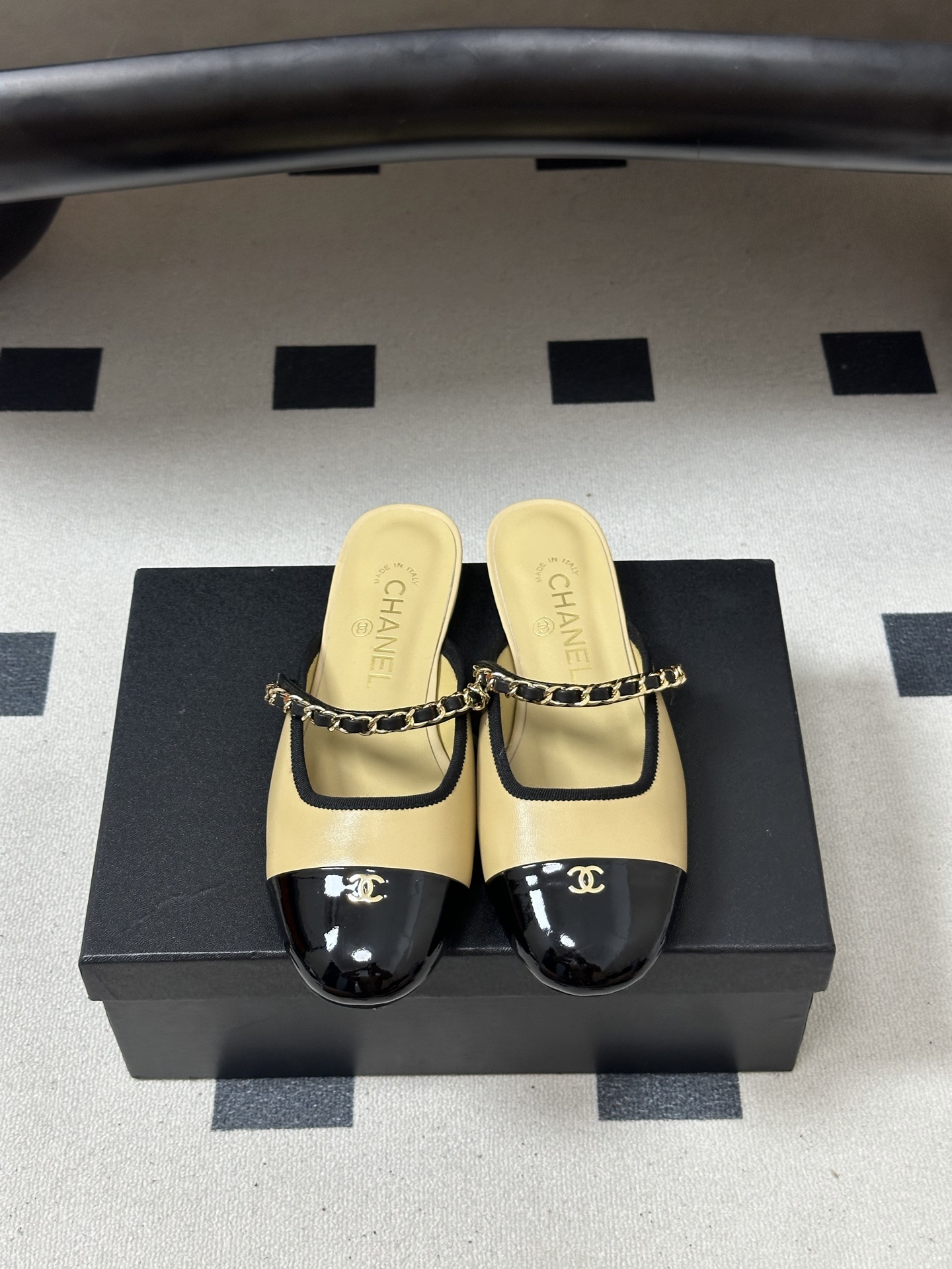 26Fw 春夏新款Chanel 小香 经典双C金属扣链条玛丽珍半拖鞋平底穆勒鞋一款充满香家气息的神鞋，圆