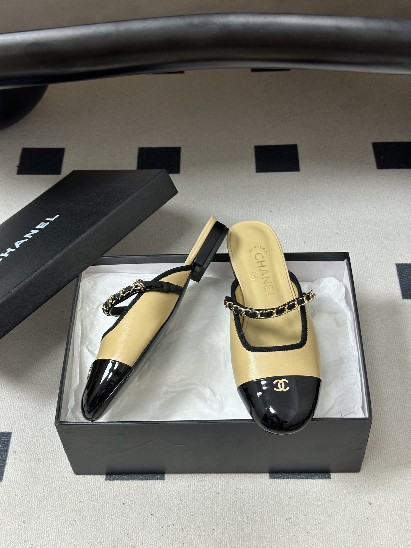 26Fw 春夏新款Chanel 小香 经典双C金属扣链条玛丽珍半拖鞋平底穆勒鞋一款充满香家气息的神鞋，圆