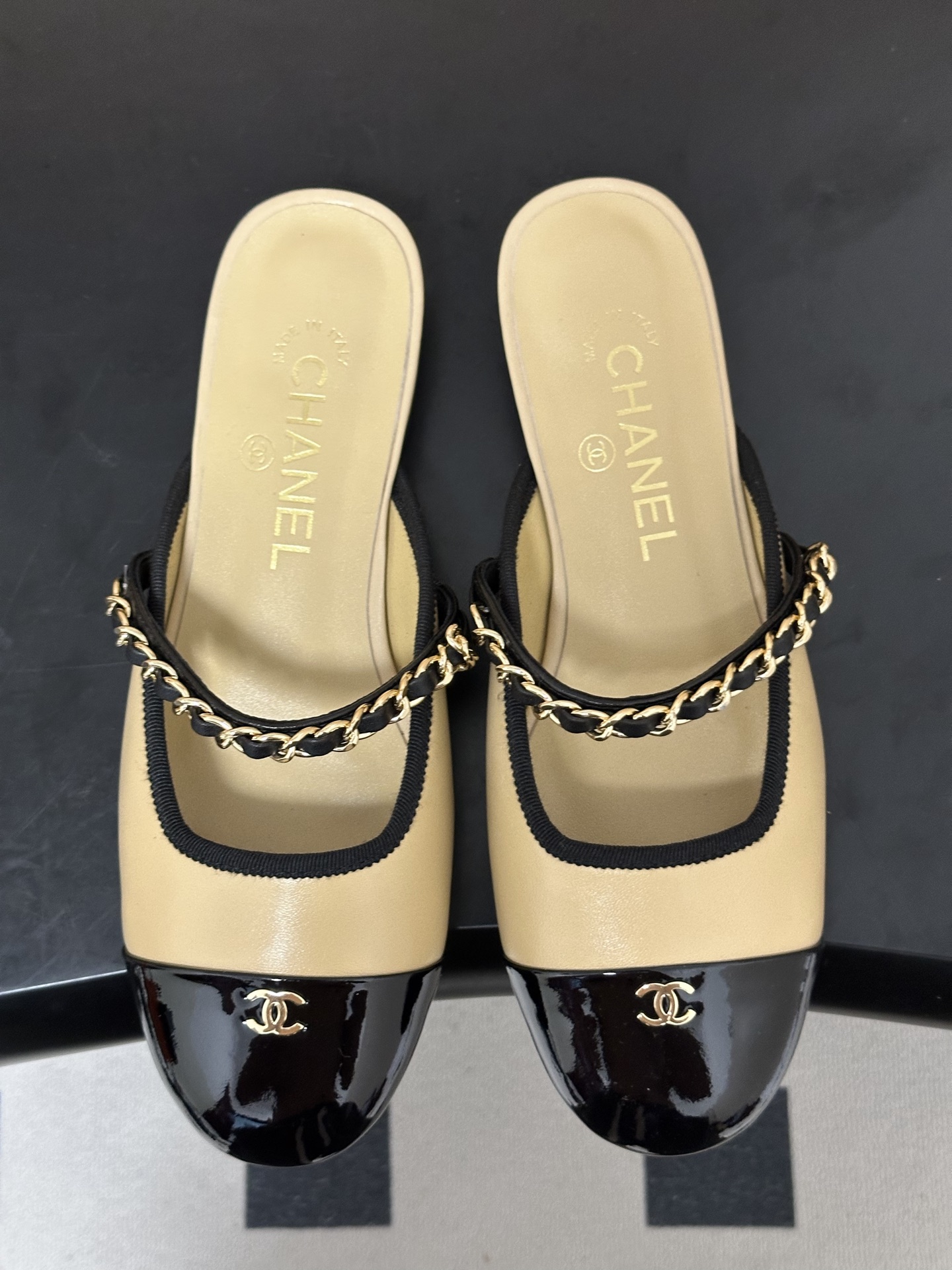 26Fw 春夏新款Chanel 小香 经典双C金属扣链条玛丽珍半拖鞋平底穆勒鞋一款充满香家气息的神鞋，圆