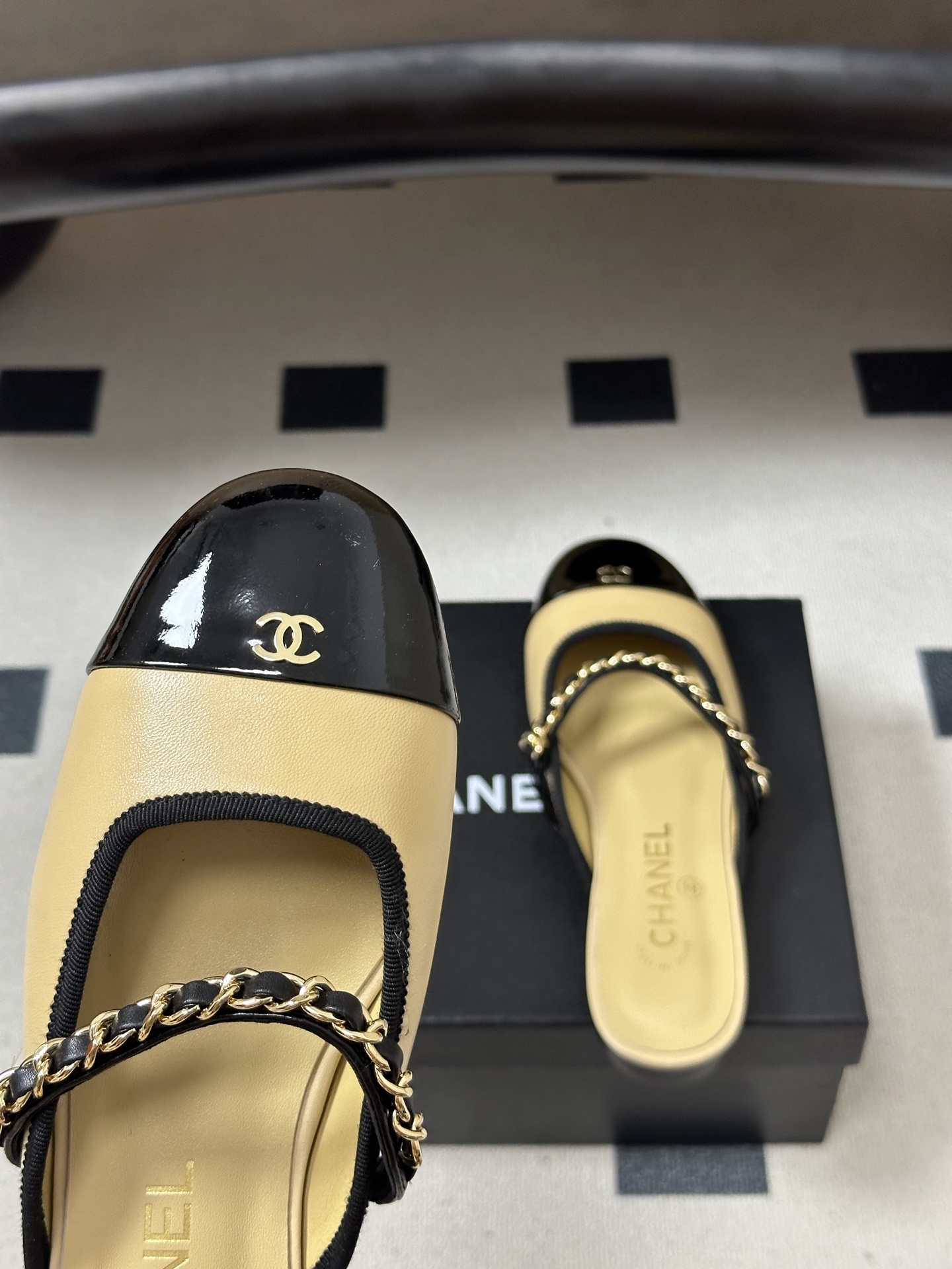 26Fw 春夏新款Chanel 小香 经典双C金属扣链条玛丽珍半拖鞋平底穆勒鞋一款充满香家气息的神鞋，圆