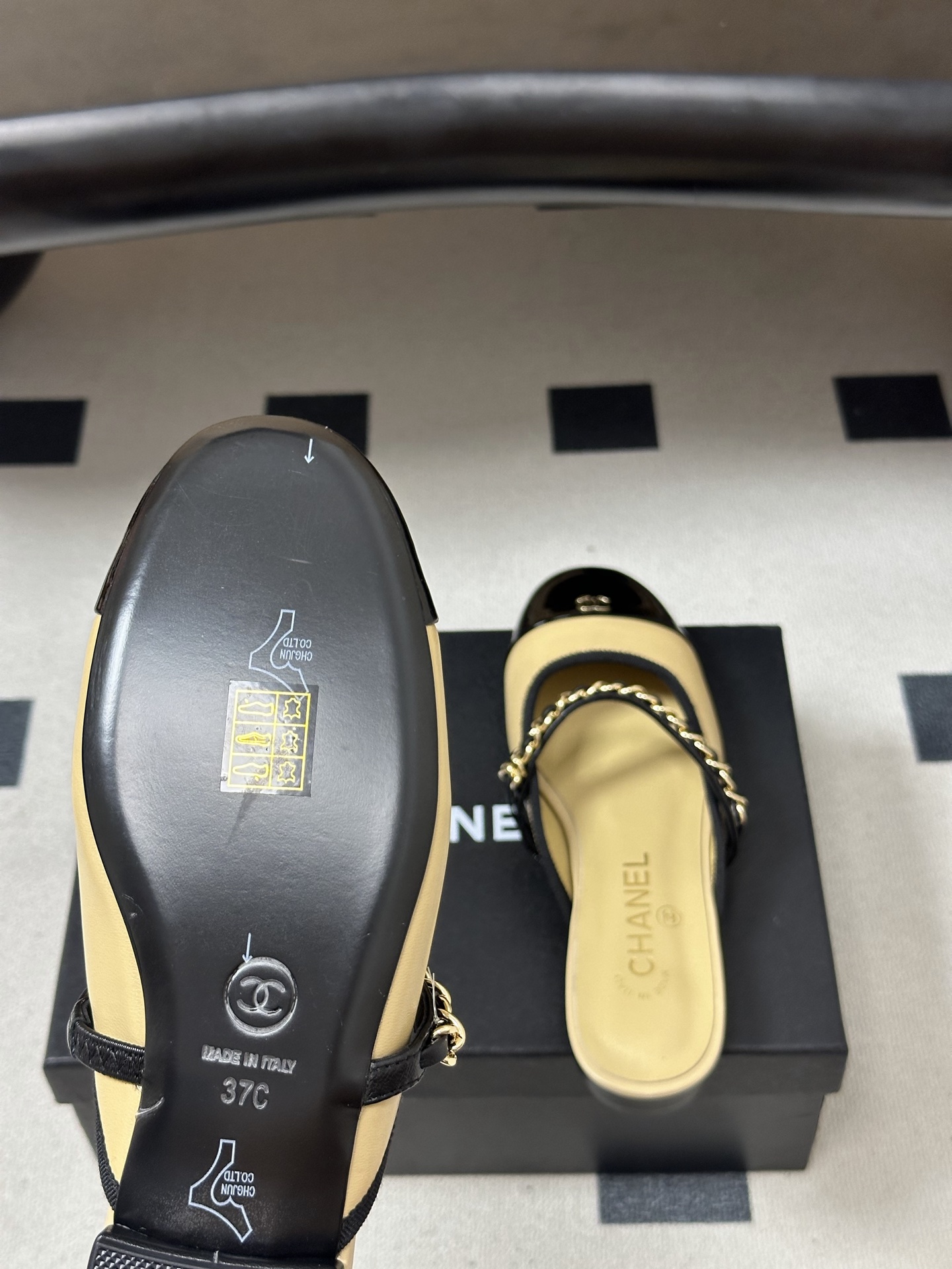 26Fw 春夏新款Chanel 小香 经典双C金属扣链条玛丽珍半拖鞋平底穆勒鞋一款充满香家气息的神鞋，圆
