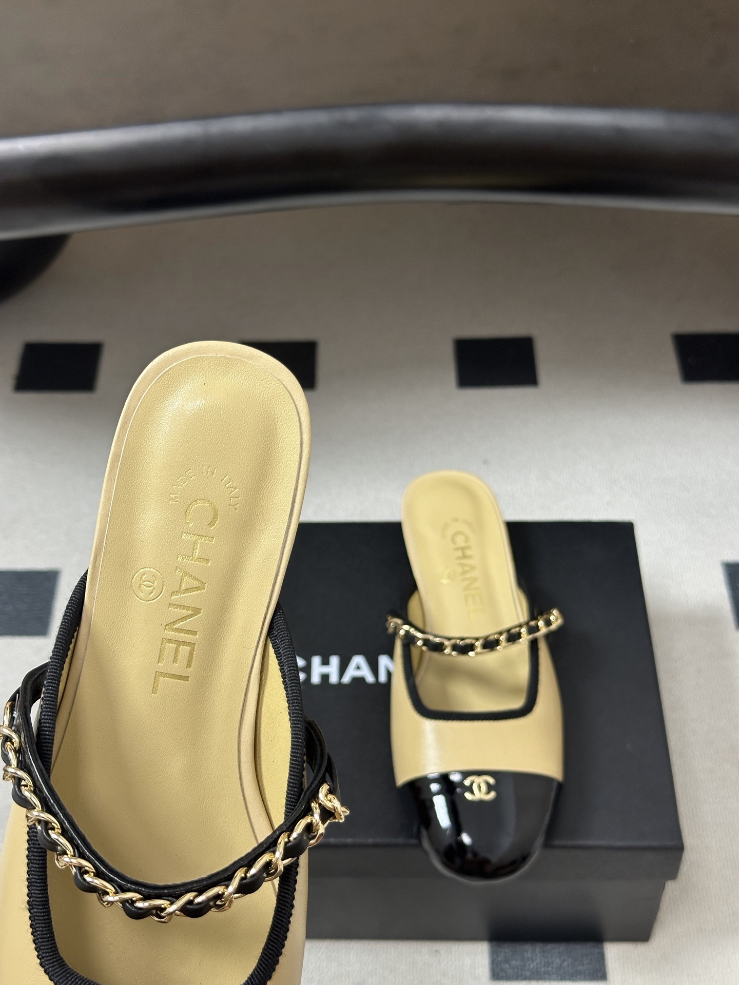 26Fw 春夏新款Chanel 小香 经典双C金属扣链条玛丽珍半拖鞋平底穆勒鞋一款充满香家气息的神鞋，圆