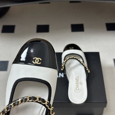 26Fw 春夏新款Chanel 小香 经典双C金属扣链条玛丽珍半拖鞋平底穆勒鞋一款充满香家气息的神鞋,圆 26Fw 春夏新款Chanel 小香 经典双C金属扣链条玛丽珍半拖鞋平底穆勒鞋一款充满香家气息的神鞋,圆