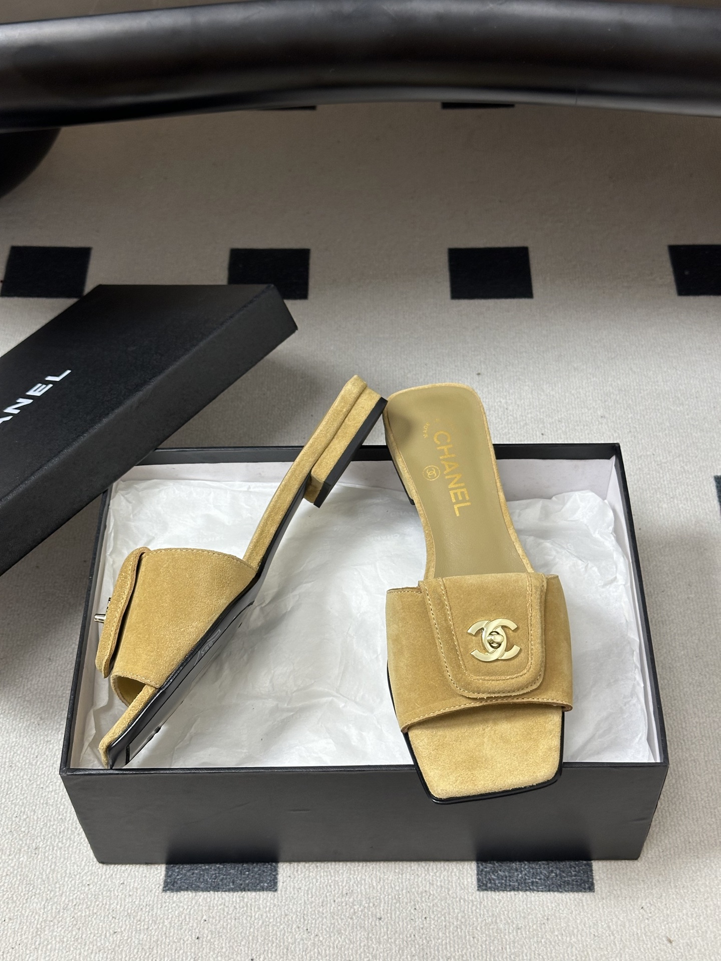 26Fw春夏新款Chanel小香经典双C扣翻盖书包扣一字拖鞋方头平底凉拖鞋鞋身的金色双C旋扣是整双鞋的灵