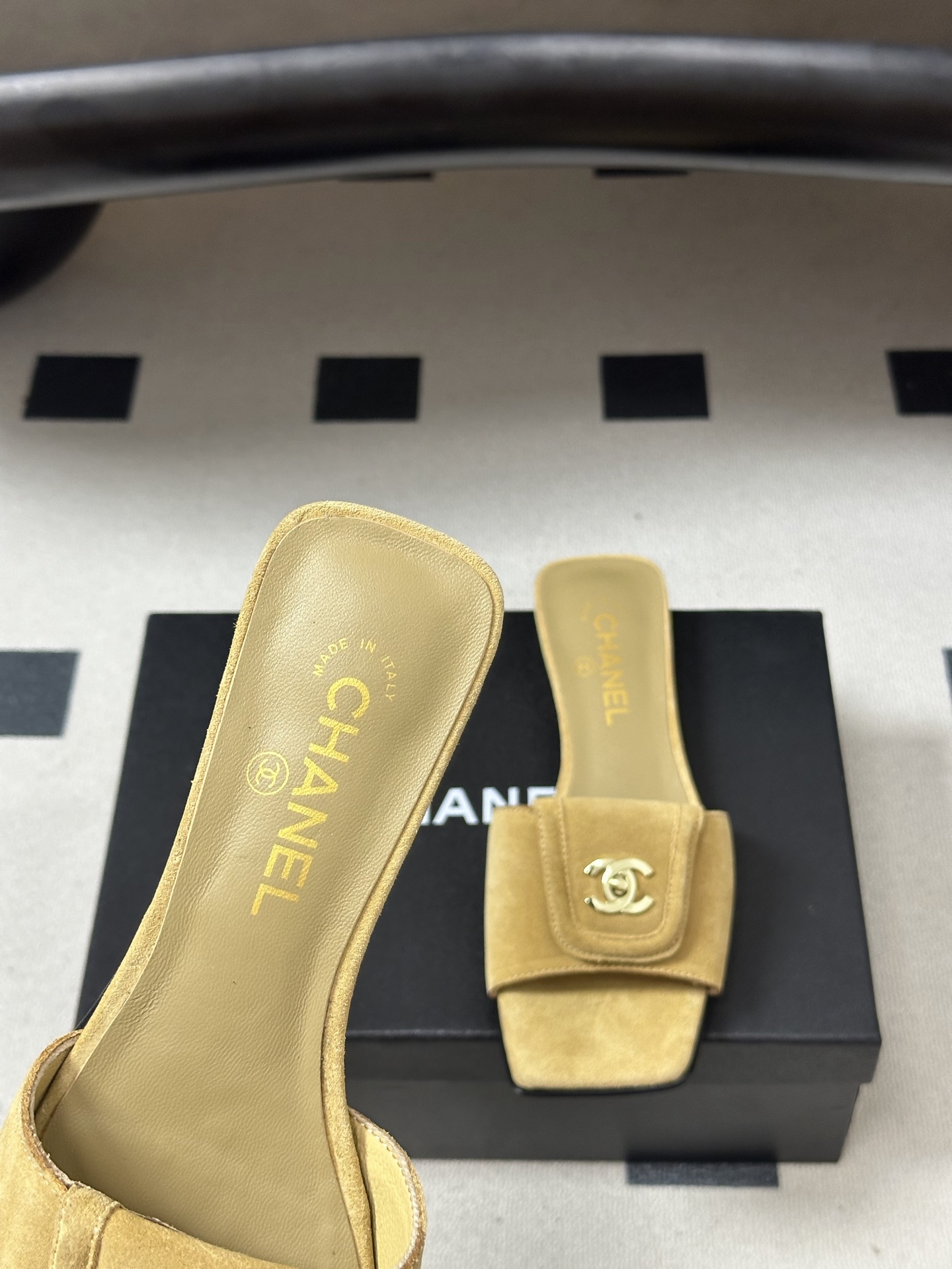 26Fw春夏新款Chanel小香经典双C扣翻盖书包扣一字拖鞋方头平底凉拖鞋鞋身的金色双C旋扣是整双鞋的灵