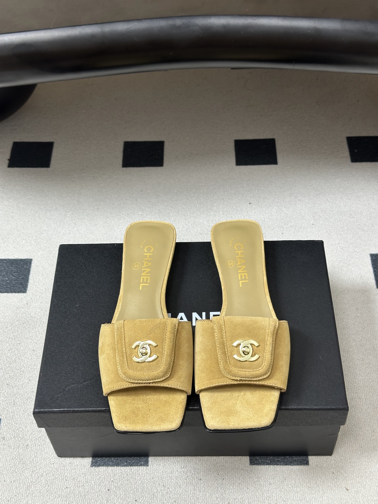 26Fw春夏新款Chanel小香经典双C扣翻盖书包扣一字拖鞋方头平底凉拖鞋鞋身的金色双C旋扣是整双鞋的灵
