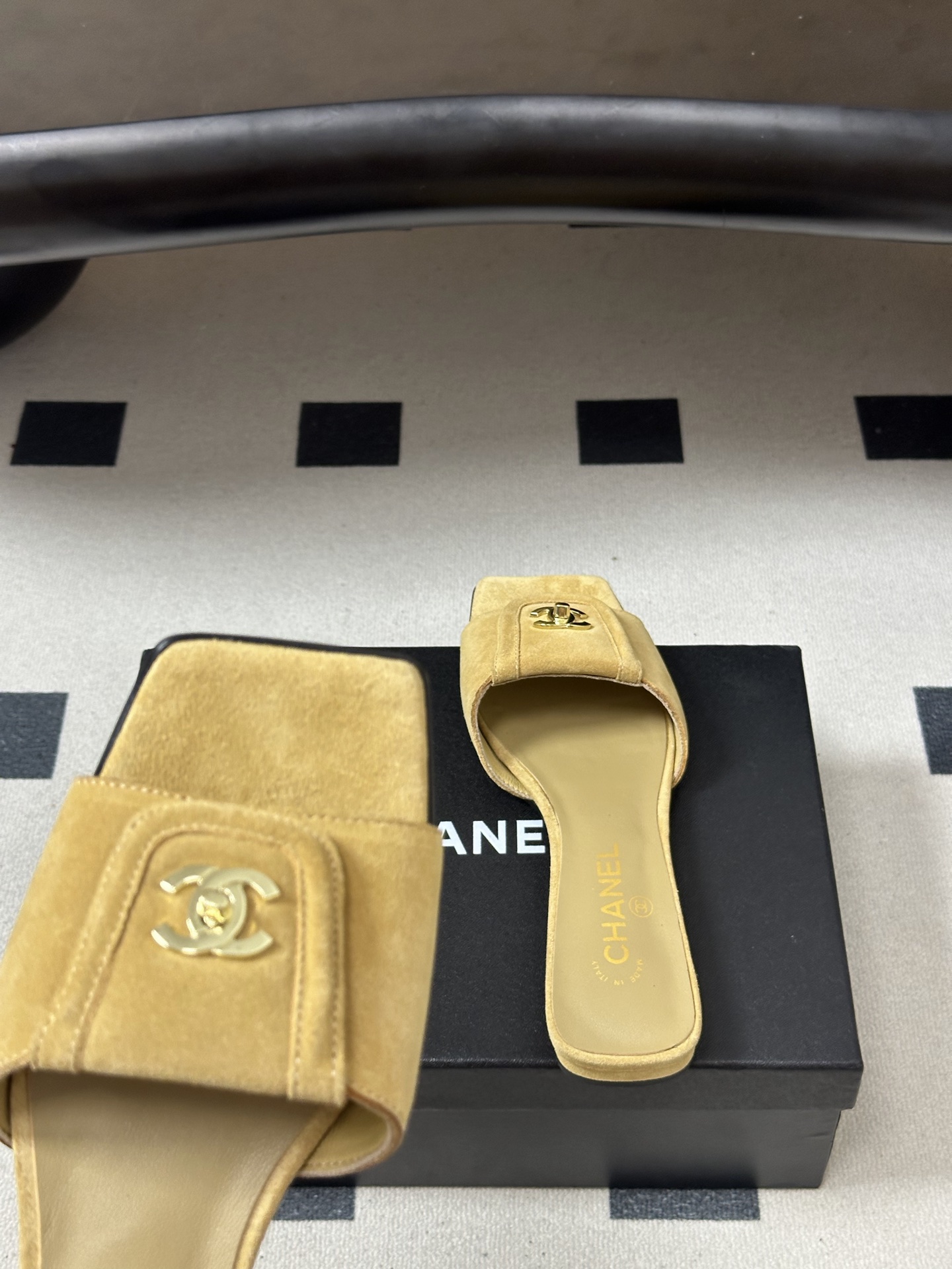26Fw春夏新款Chanel小香经典双C扣翻盖书包扣一字拖鞋方头平底凉拖鞋鞋身的金色双C旋扣是整双鞋的灵