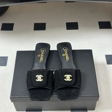 26Fw春夏新款Chanel小香经典双C扣翻盖书包扣一字拖鞋方头平底凉拖鞋鞋身的金色双C旋扣是整双鞋的灵 26Fw春夏新款Chanel小香经典双C扣翻盖书包扣一字拖鞋方头平底凉拖鞋鞋身的金色双C旋扣是整双鞋的灵