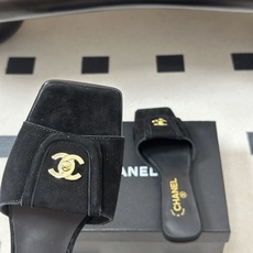26Fw春夏新款Chanel小香经典双C扣翻盖书包扣一字拖鞋方头平底凉拖鞋鞋身的金色双C旋扣是整双鞋的灵 26Fw春夏新款Chanel小香经典双C扣翻盖书包扣一字拖鞋方头平底凉拖鞋鞋身的金色双C旋扣是整双鞋的灵