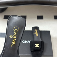 26Fw春夏新款Chanel小香经典双C扣翻盖书包扣一字拖鞋方头平底凉拖鞋鞋身的金色双C旋扣是整双鞋的灵 26Fw春夏新款Chanel小香经典双C扣翻盖书包扣一字拖鞋方头平底凉拖鞋鞋身的金色双C旋扣是整双鞋的灵