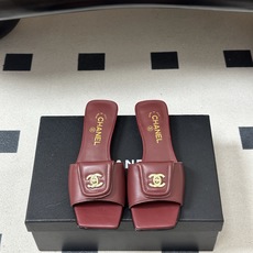 26Fw春夏新款Chanel小香经典双C扣翻盖书包扣一字拖鞋方头平底凉拖鞋鞋身的金色双C旋扣是整双鞋的灵 26Fw春夏新款Chanel小香经典双C扣翻盖书包扣一字拖鞋方头平底凉拖鞋鞋身的金色双C旋扣是整双鞋的灵