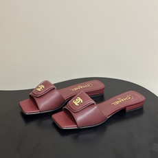 26Fw春夏新款Chanel小香经典双C扣翻盖书包扣一字拖鞋方头平底凉拖鞋鞋身的金色双C旋扣是整双鞋的灵 26Fw春夏新款Chanel小香经典双C扣翻盖书包扣一字拖鞋方头平底凉拖鞋鞋身的金色双C旋扣是整双鞋的灵