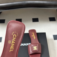 26Fw春夏新款Chanel小香经典双C扣翻盖书包扣一字拖鞋方头平底凉拖鞋鞋身的金色双C旋扣是整双鞋的灵 26Fw春夏新款Chanel小香经典双C扣翻盖书包扣一字拖鞋方头平底凉拖鞋鞋身的金色双C旋扣是整双鞋的灵