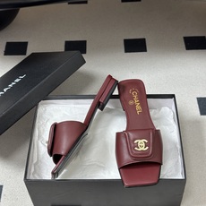 26Fw春夏新款Chanel小香经典双C扣翻盖书包扣一字拖鞋方头平底凉拖鞋鞋身的金色双C旋扣是整双鞋的灵 26Fw春夏新款Chanel小香经典双C扣翻盖书包扣一字拖鞋方头平底凉拖鞋鞋身的金色双C旋扣是整双鞋的灵