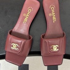 26Fw春夏新款Chanel小香经典双C扣翻盖书包扣一字拖鞋方头平底凉拖鞋鞋身的金色双C旋扣是整双鞋的灵 26Fw春夏新款Chanel小香经典双C扣翻盖书包扣一字拖鞋方头平底凉拖鞋鞋身的金色双C旋扣是整双鞋的灵