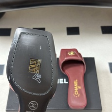 26Fw春夏新款Chanel小香经典双C扣翻盖书包扣一字拖鞋方头平底凉拖鞋鞋身的金色双C旋扣是整双鞋的灵 26Fw春夏新款Chanel小香经典双C扣翻盖书包扣一字拖鞋方头平底凉拖鞋鞋身的金色双C旋扣是整双鞋的灵