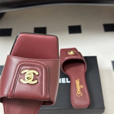 26Fw春夏新款Chanel小香经典双C扣翻盖书包扣一字拖鞋方头平底凉拖鞋鞋身的金色双C旋扣是整双鞋的灵 26Fw春夏新款Chanel小香经典双C扣翻盖书包扣一字拖鞋方头平底凉拖鞋鞋身的金色双C旋扣是整双鞋的灵