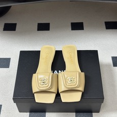 26Fw春夏新款Chanel小香经典双C扣翻盖书包扣一字拖鞋方头平底凉拖鞋鞋身的金色双C旋扣是整双鞋的灵 26Fw春夏新款Chanel小香经典双C扣翻盖书包扣一字拖鞋方头平底凉拖鞋鞋身的金色双C旋扣是整双鞋的灵